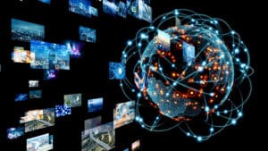 Wereldwijd connectiviteitsconcept: gloeiende netwerklijnen draaien in een baan rond een verlichte aarde, met zwevende beeldpanelen en datategels in de buurt.